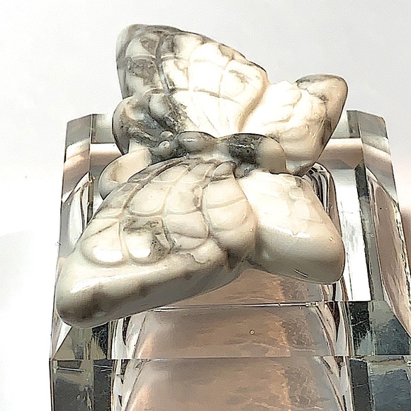 BUTTERFLY HOWLITE CARVED CRYSTAL - Picture 8 of 9